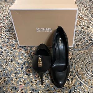 Michael Kors Antoinette Pump leather black like new